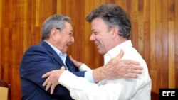 Juan Manuel Santos saluda al gobernante cubano Raúl Castro. (Foto Archivo)