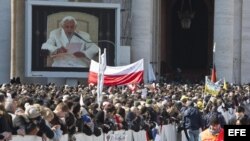  Vista del papa Benedicto XVI en una pantalla durante la última audiencia pública de su pontificado, en la Ciudad del Vaticano. 