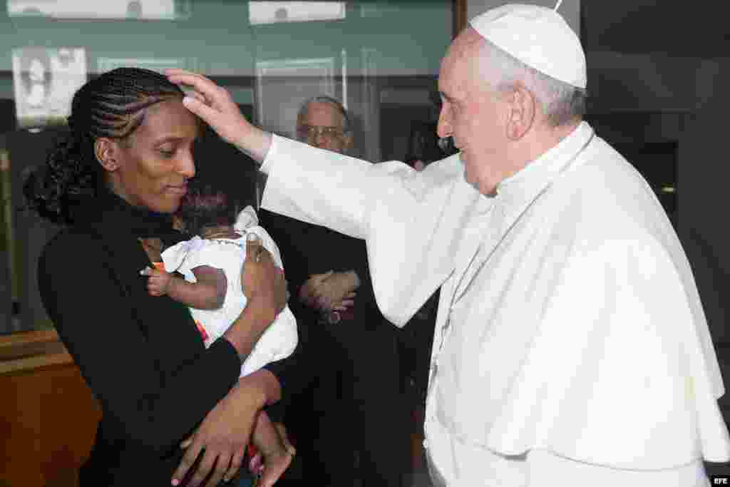  Papa Francisco (d) junto a Mariam Yahya Ibrahim (i) y su hija (c) durante el encuentro en el Vaticano. 