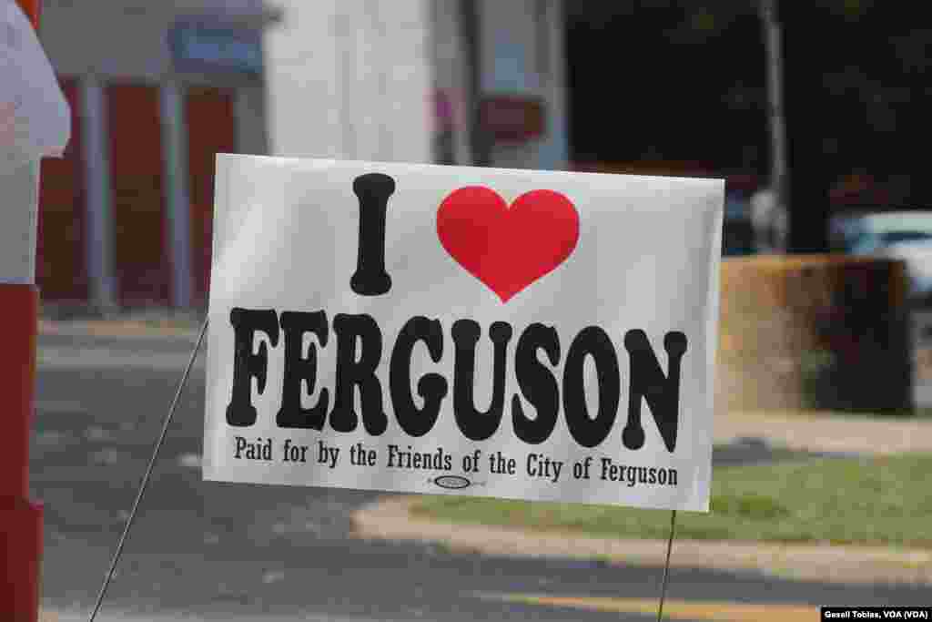 Un simple mensaje: Yo amo a Ferguson. [Foto: Gesell Tobias, VOA]