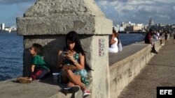  Una joven se conecta a internet en el muro del Malecón, en La Habana. (Archivo)