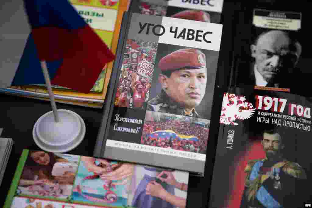 Biografía de Hugo Chávez editada en Rusia en el estante del país eslavo, junto a libros de Lenin.