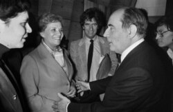 Menos de un año después de dejar la presidencia interina de Bolivia, Lidia Gueiler Tejada aparece aquí (al centro) en marzo de 1981 con el mandatario francés Francois Mitterrand (Foto: Georges Gobet/AFP).