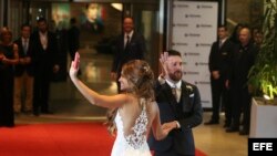 El jugador argentino Lionel Messi (d) y su esposa, Antonella Rocuzzo, saludan tras casarse hoy, viernes 30 de junio de 2017, en Rosario (Argentina).
