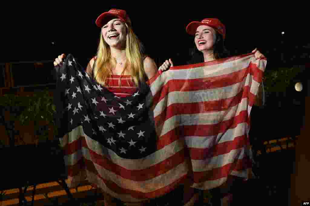 Estudiantes de EEUU con la bandera ante el hotel Shangri-la.