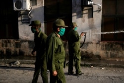 Miembros del ejército cubano desinfectan una calle en La Habana el 15 de abril del 2020.