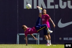 El delantero brasileño del FC Barcelona, Neymar Jr. realiza una chilena.