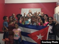 Grupo de cubanos en protesta por las demoras de la ACNUR en responder sus solicitudes de asilo