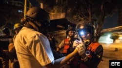 Un fotógrafo de la agencia Efe en Venezuela es atendido por por integrantes del grupo de rescate "Antonio José de Sucre" luego de sufrir heridas por el impacto de perdigones.