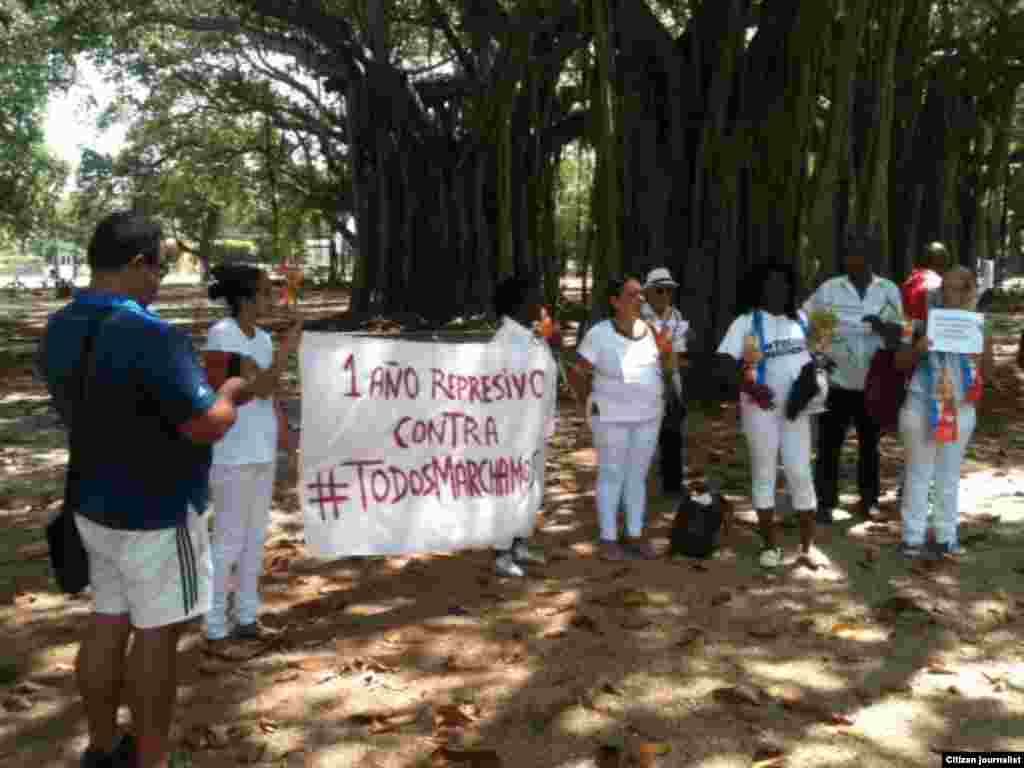 Activistas y Damas de Blanco se reúnen en el Parque Gandhi para salir a la campaña #TodosMarchamos este domingo en que se cumple un año de represión de las marchas opositoras. Foto Angel Moya.