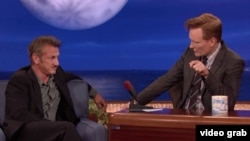 Sean Penn es entrevistado sobre Cuba por la estrella de TBS Conan O'Brien.