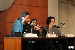 Orlando Luis Pardo Lazo (i) junto a Yoani Sánchez (c) en una conferencia de prensa en la universidad de Nueva York (NYU) en Nueva York (EE.UU.).