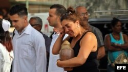 Familiares de las víctimas del accidente aéreo en Cuba que ya han sido identificadas reciben sus restos.