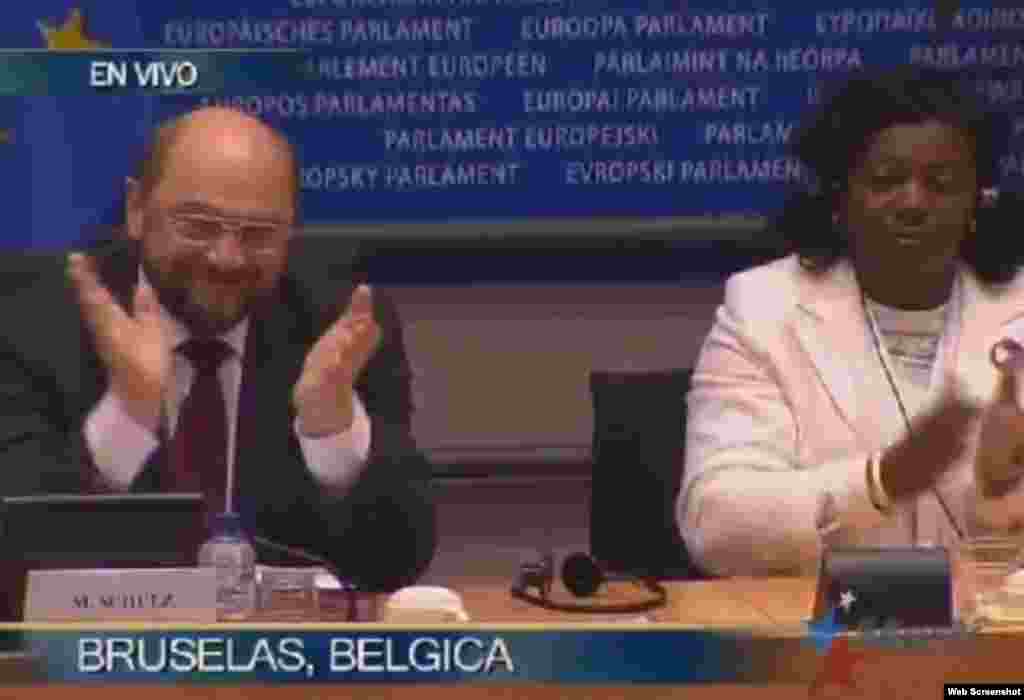 Berta Soler junto al presidente del Parlamento Europeo Martin Shultz.