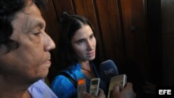 Yoani Sánchez y su esposo solicitan pasaporte
