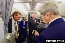 Kerry en el avión junto a los senadores Jeff Flake, Amy Klobuchar y Patrick Leahy.