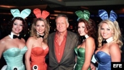 Fotografía de archivo del 1 de marzo de 2001 que muestra al fundador de la revista Playboy, Hugh Hefner (c), mientras posa para una fotografía junto con modelos en el hotel Hard Rock en Las Vegas. El fundador de la revista Playboy, Hugh Hefner, murió hoy 