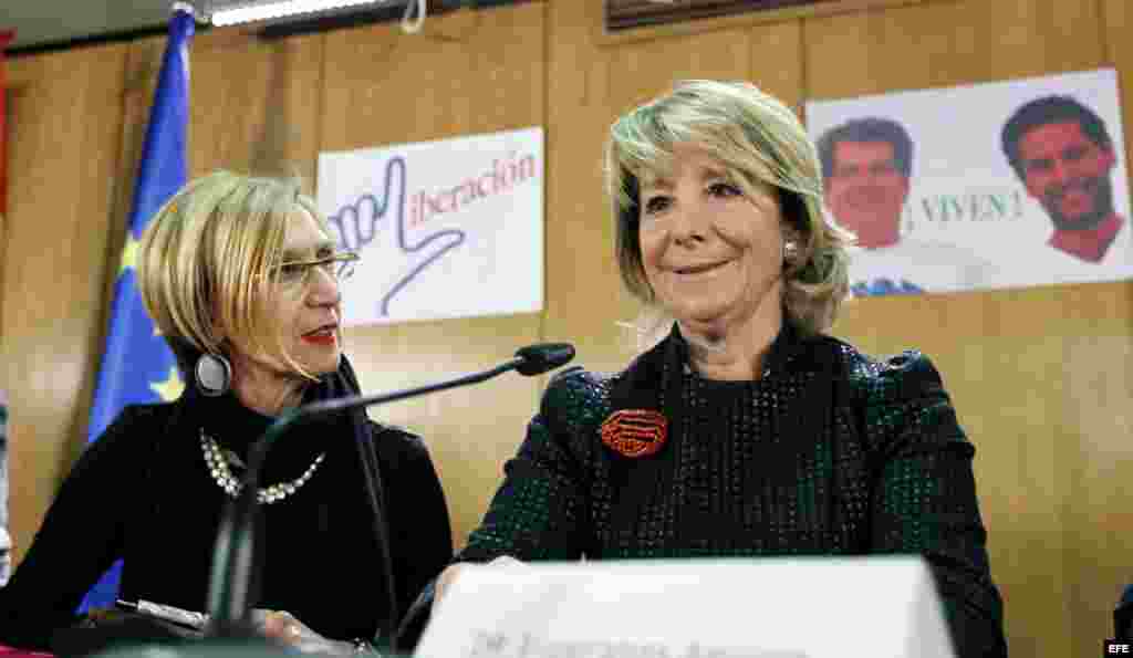 La líder de UPyD, Rosa Díez (i), y la expresidenta de la Comunidad de Madrid y actual presidenta del PP madrileño, Esperanza Aguirre, en un homenaje a Oswaldo Payá y Harold Cepero.