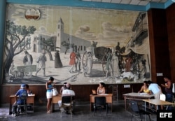 Varias personas son atendidas en una oficina municipal de trabajo en La Habana (Cuba).