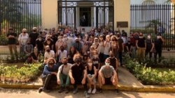 Grupo de jóvenes artistas piden ser escuchados frente al Ministerio de Cultura, en La Habana (Facebook).