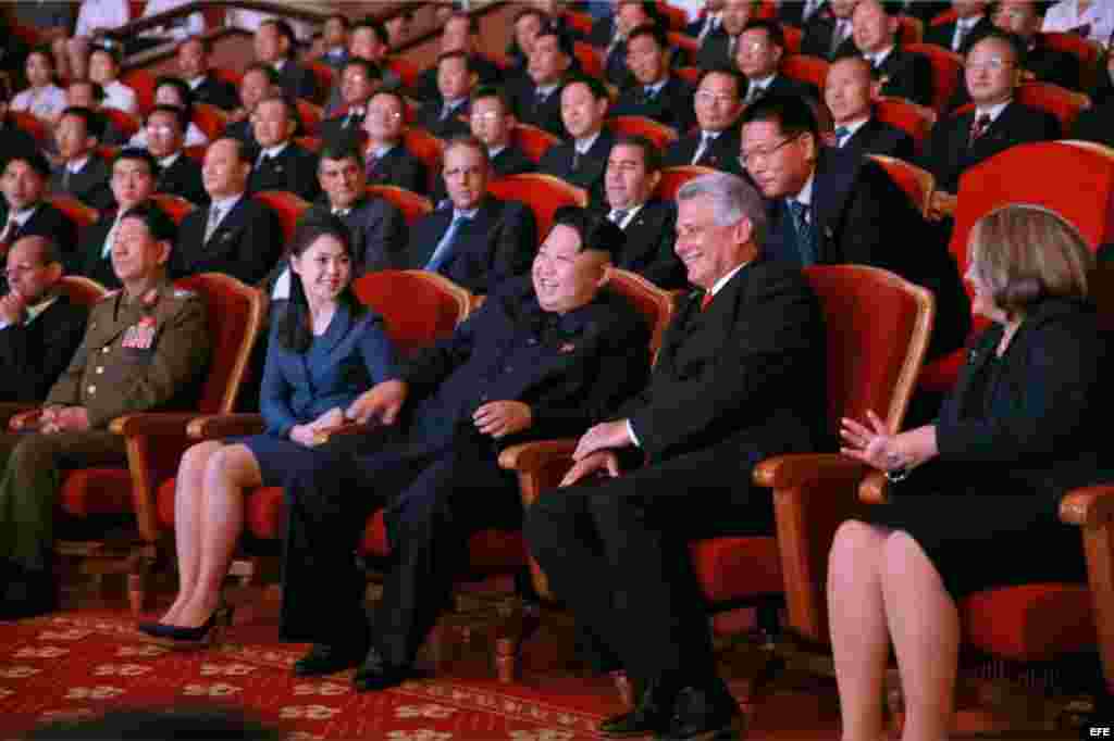 Kim Jong-un (c) junto a primer vicepresidente de Cuba, Miguel Díaz-Canel Bermúdez (2d), ys sus esposa en concierto celebrado en Pyongyang. 