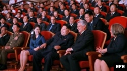 El dictador Kim Jong-un (c) junto al entonces primer vicepresidente de Cuba, Miguel Díaz-Canel Bermúdez (2d), y sus esposa en concierto celebrado en Pyongyang. 