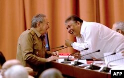 Raúl Castro conversa con Marino Murillo.