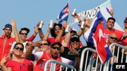 Cubanos residentes en Canadá animan a su equipo. 