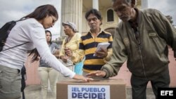 Ciudadanos asisten a la votación de la consulta popular hoy, domingo 16 de julio de 2017, en el barrio Mamera, en Caracas (Venezuela)