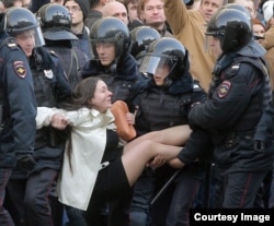 Detenida manifestante en Rusia.