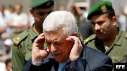 El presidente palestino, Mahmoud Abbas (c), asiste al rezo del mediodía de los viernes en una mezquita afuera de su oficina en Cisjordania.