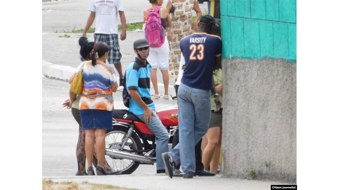 Vigilancia a sede de Damas de Blanco en Lawton sábado 16 abril Foto de Angel Moya