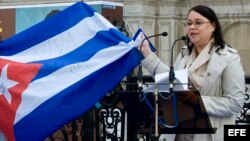 La escritora cubana Zoé Valdés, durante un acto de apoyo a las Damas de Blanco convocado por el Ayuntamiento de París y apadrinado por la organización Reporteros Sin Fronteras (RSF). Foto Archivo.