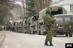Hombres armados no identificados en uniforme militar bloquean una base militar ucraniana en Balaklava, Crimea, Ucrania.