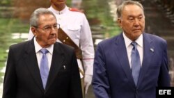  Raúl Castro y su homólogo de Kazajistán, Nursultán Nazarbáyev. EFE
