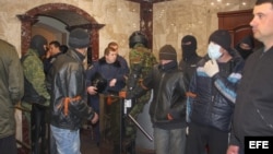 Militares en la sede regional del Ministerio del Interior, rodeados por manifestantes prorrusos en Donetsk, Ucrania