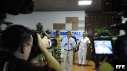 Rubén Zamora (c), lee un comunicado de las FARC en el Centro de Convenciones de La Habana, Cuba.