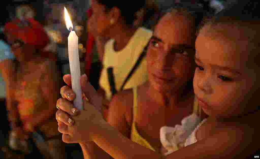 Miles de devotos católicos son vistos hoy, martes 8 de septiembre de 2015, durante la veneración a la Virgen de la Caridad del Cobre, patrona de la isla, en una procesión en la que pidieron "paz y amor". EFE