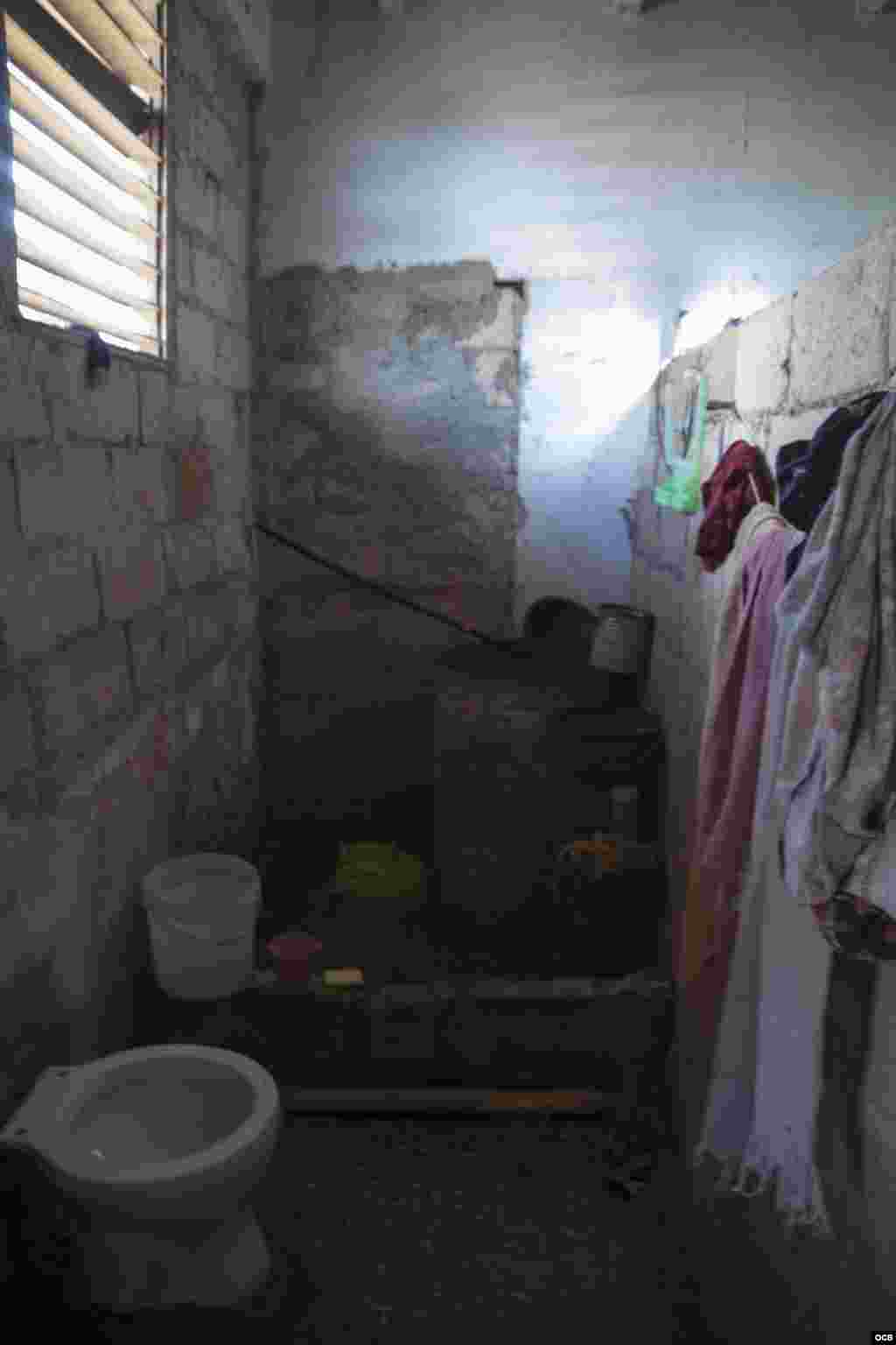 El baño. (Foto: Dan Gabriel)