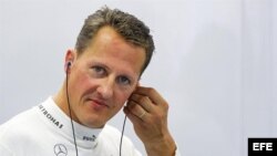Fotografía de archivo fechada el 21 de septiembre del 2012 que muestra al piloto y séptuple campeón del mundo alemán Michael Schumacher de la escudería Mercedes AMG antes de una sesión de entrenamiento en el circuito Marina Bay de Singapur.