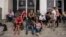 Cubanos esperan en el Centro de Attention Integral de Migrantes en Ciudad Juárez, el 20 de mayo de 2019. 