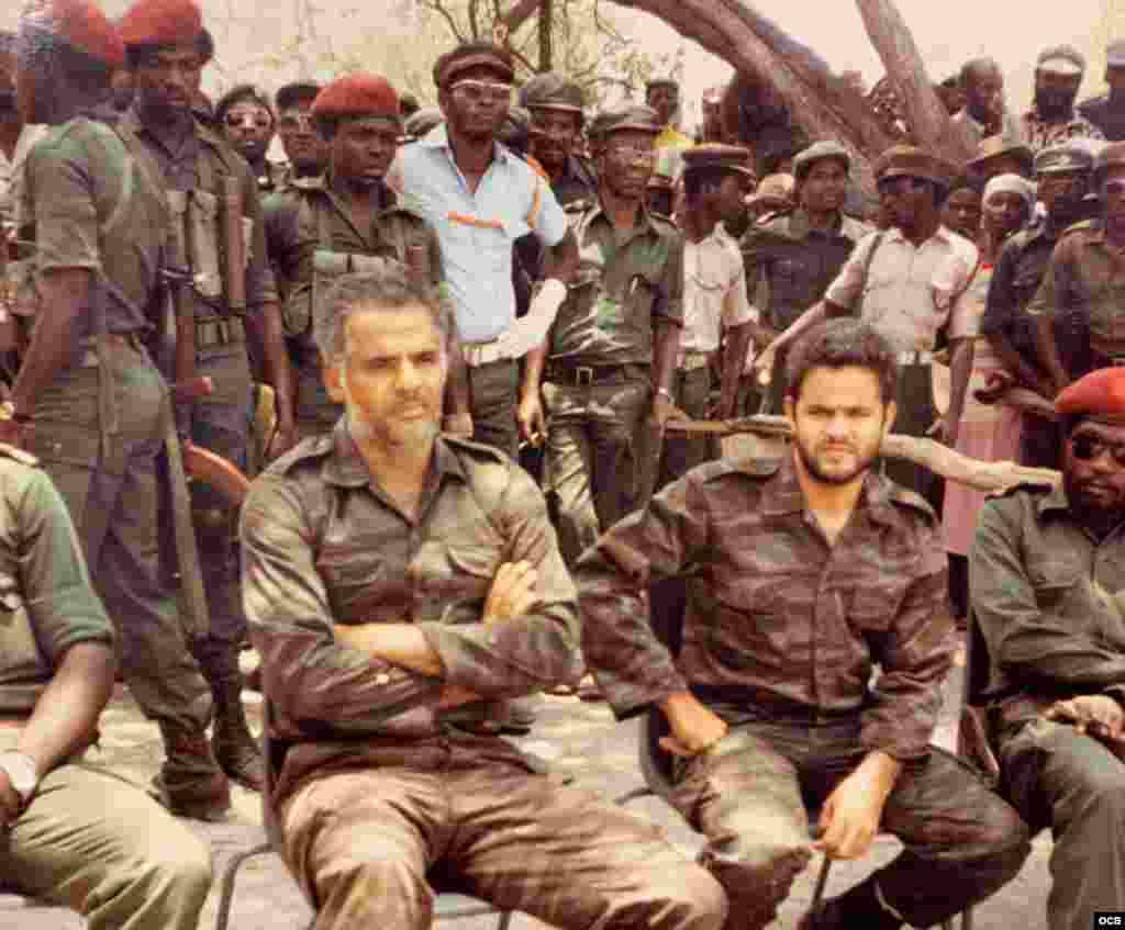 Pilotos cubanos posteriormente liberados escuchan a oradores del congreso de UNITA.