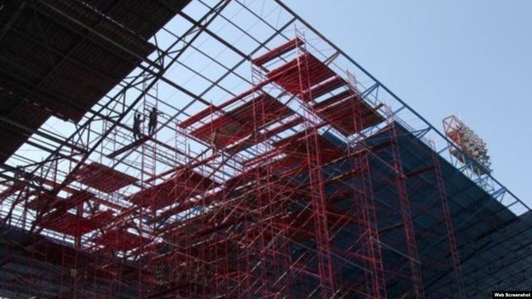 Reparación del techo del estadio Latinoamericano.