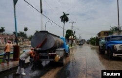 El agua está siendo distribuida por medio de pipas a los más de 100.000 habaneros que enfrentan la falta de este servicio. REUTERS/Alexandre Meneghini