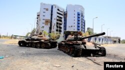 Vista de tanques dañados frente al edificio del Banco Central de Sudán, después de que el ejército sudanés reforzara su control sobre Jartum frente a las Fuerzas de Apoyo Rápido (RSF), en Jartum, Sudán, el 27 de abril de 2025. REUTERS/El Tayeb Siddig/Archivo