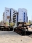 Vista de tanques dañados frente al edificio del Banco Central de Sudán, después de que el ejército sudanés reforzara su control sobre Jartum frente a las Fuerzas de Apoyo Rápido (RSF), en Jartum, Sudán, el 27 de abril de 2025. REUTERS/El Tayeb Siddig/Archivo