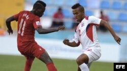 El futbolista de la selección portuguesa Bruma (i) lucha por el control del balón ante el cubano Andy Baquero (d) durante un partido del Mundial de fútbol sub-20 disputado entre Portugal y Cuba. 
