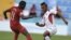 El futbolista de la selección portuguesa Bruma (i) lucha por el control del balón ante el cubano Andy Baquero (d) durante un partido del Mundial de fútbol sub-20 disputado entre Portugal y Cuba. 