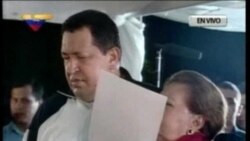 Hugo Chávez llora durante la misa