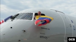 El piloto del vuelo de American Airlines celebra la reanudación de la ruta directa entre Miami Caracas agitando la bandera de Venezuela desde la cabina del avión. 